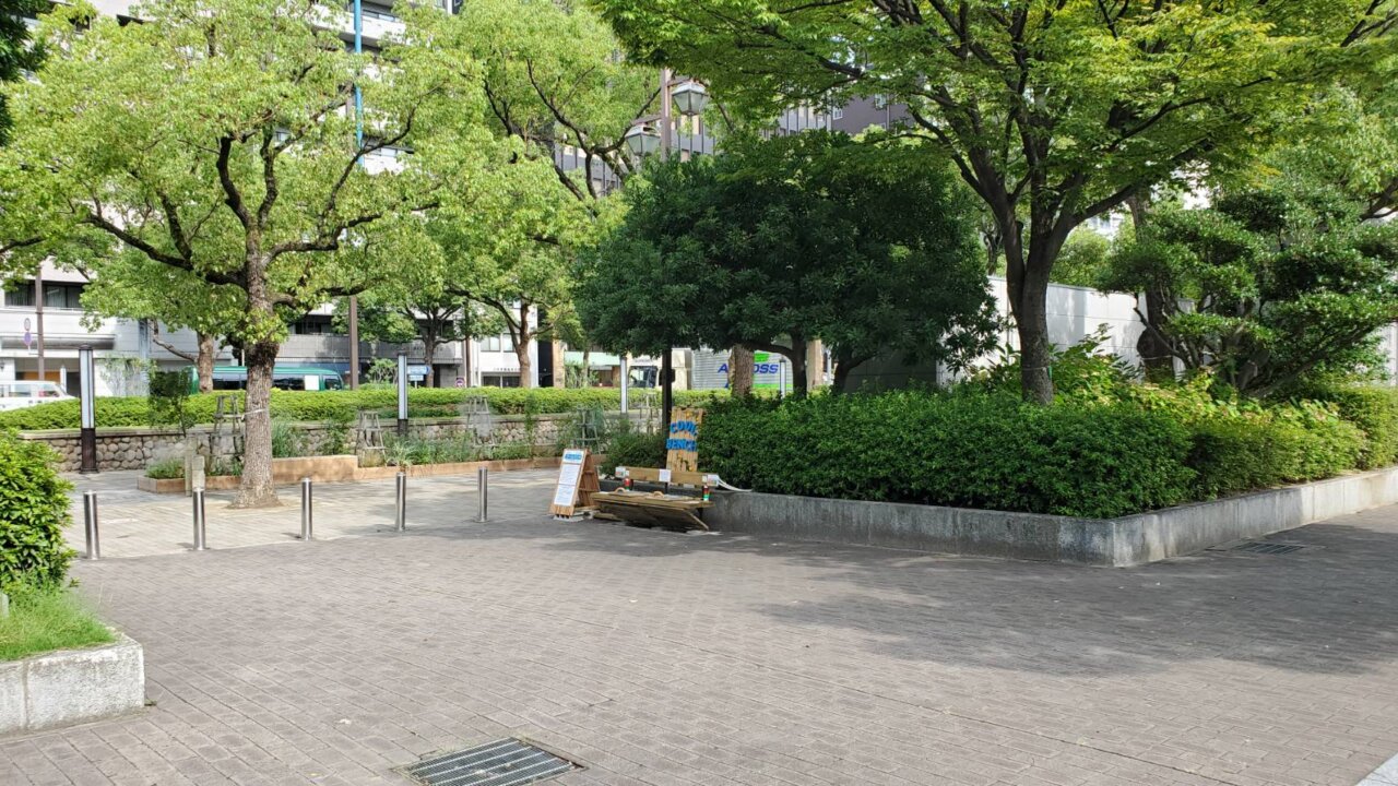 東遊園地に設置されているクールベンチの画像