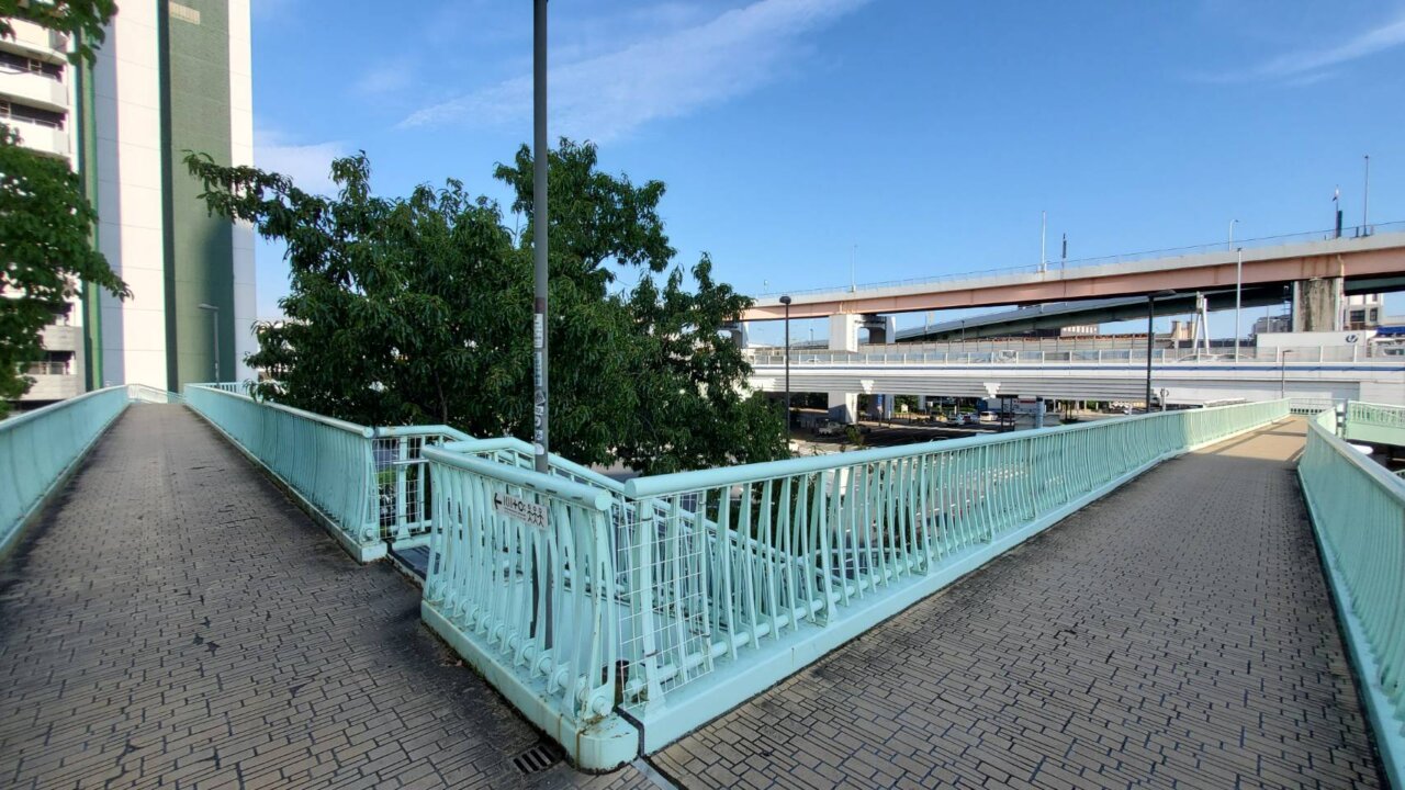 税関前歩道橋の画像